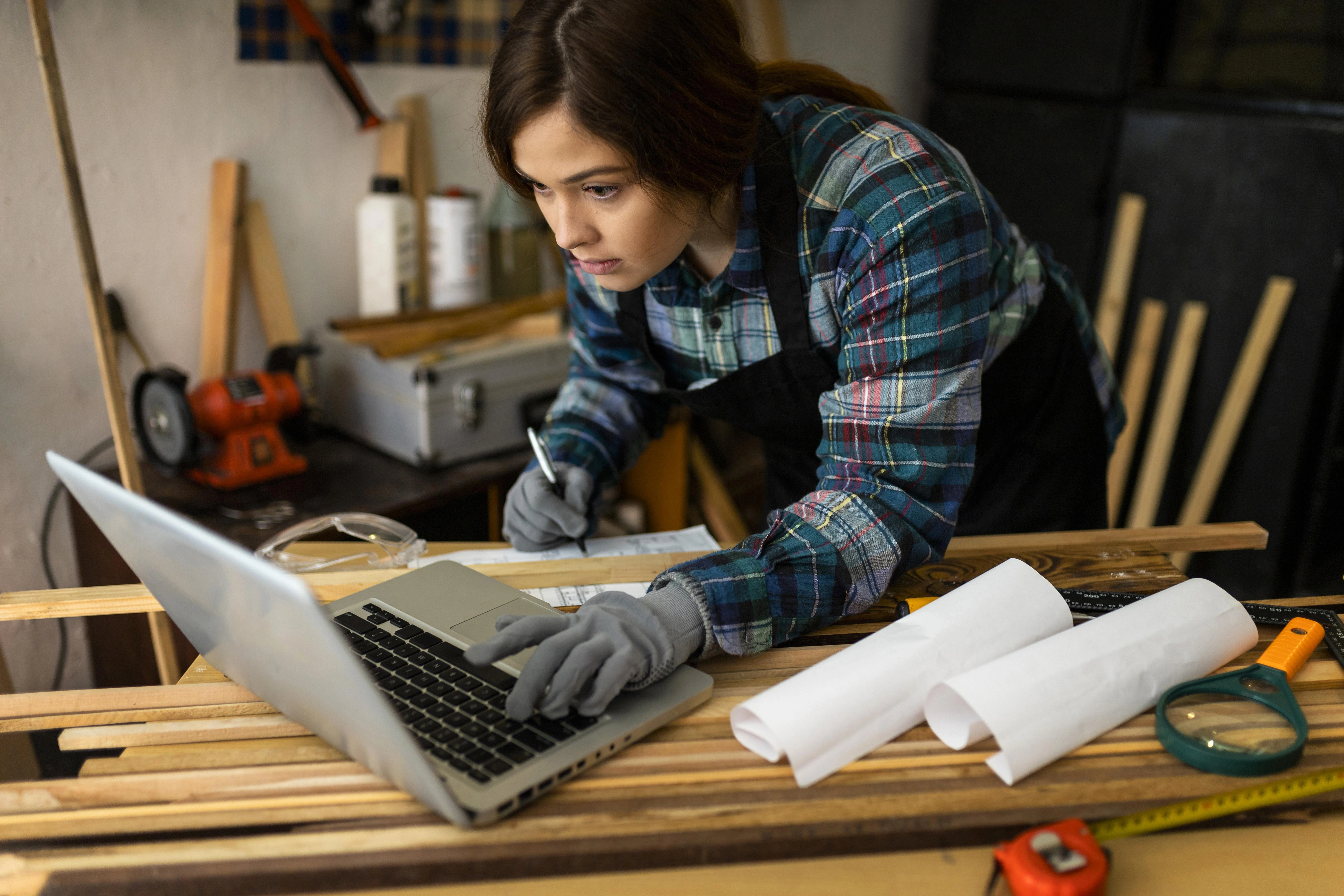 Person designing a deck on a laptop